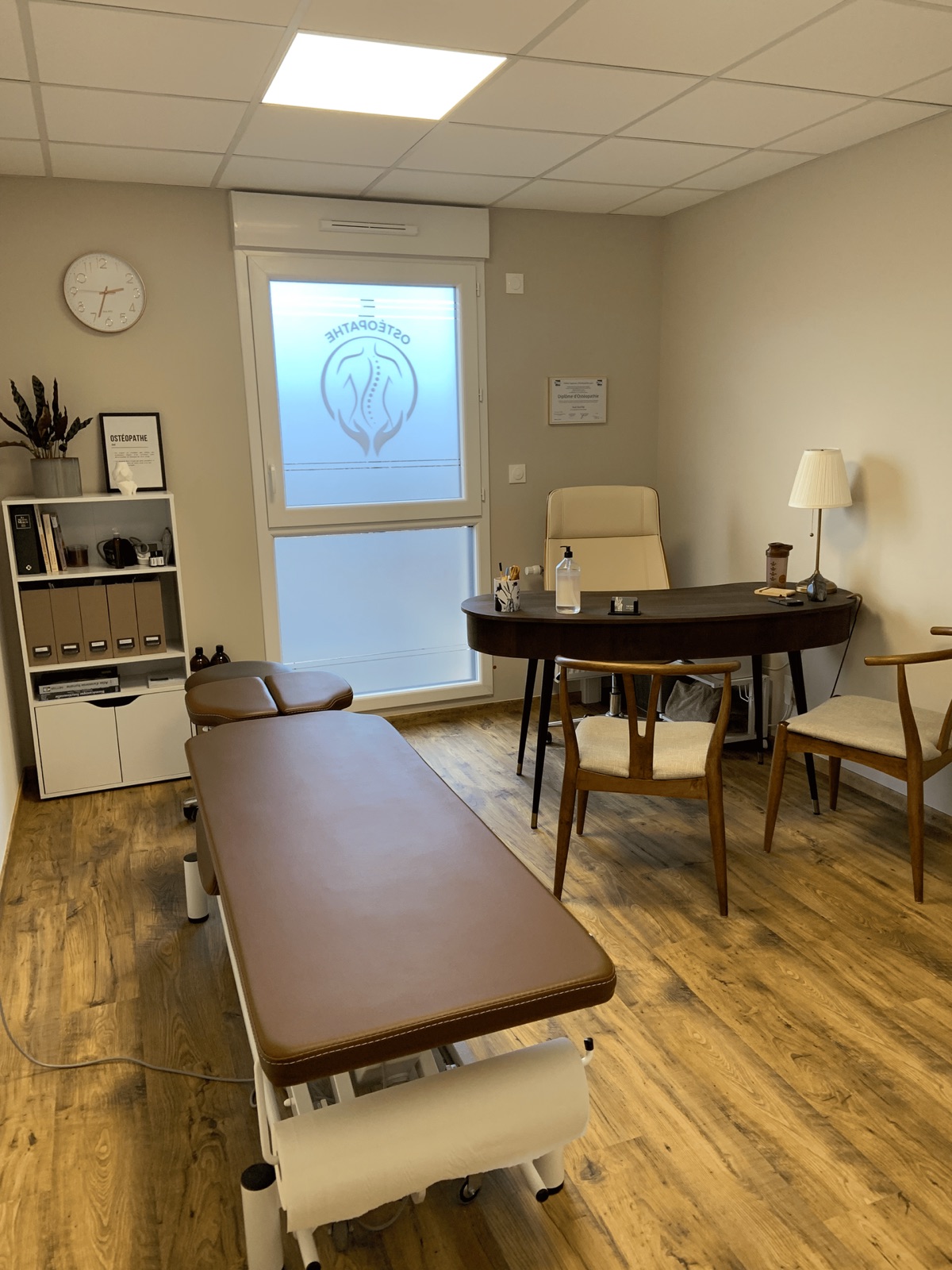 Salle de consultation du cabinet d'ostéopathie de Nell David à Sennecey-lès-Dijon